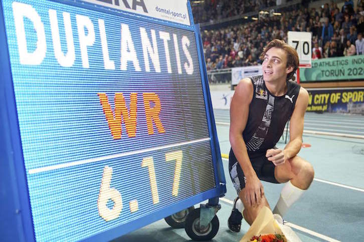 Duplantis posa junto al récord logrado hace siete días. Ahora ha saltado 6,18. (Lukasz SZELAG/AFP)
