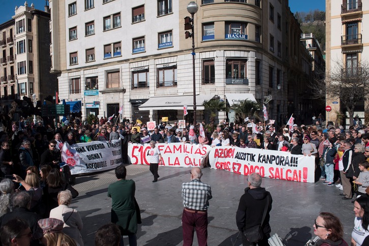 Decenas de personas se han reunido en Donostia. (Juan Carlos RUIZ / FOKU)