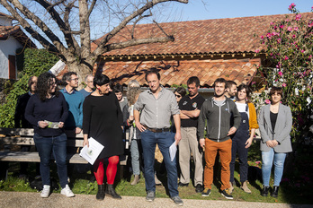 Gorka Taberna, tête de liste d'Azkaine Bai, aux côtés de ses co-listiers. © Guillaume Fauveau