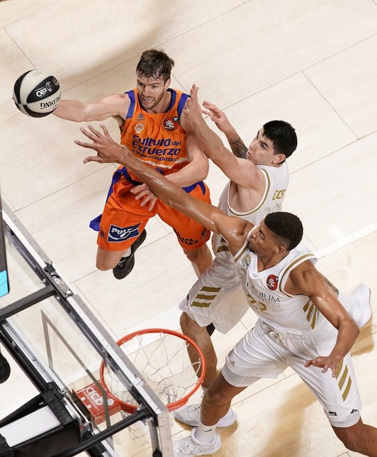 Junto con Facundo Campazzo, la intimidación de Walter Tavares ha borrado del partido a Valencia Basket. (ACB PHOTO)