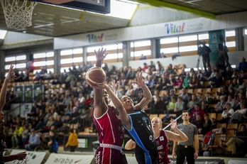 Tamara Sedak gain hartu dio Erika De Souzari uztaipeko borrokan. (Jaizki FONTANEDA / FOKU)