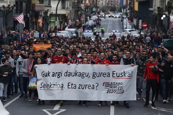 Athleticen eta Osasunaren arteko partida aurretik kalejira egin dute Bilbon. (Aritz LOIOLA / FOKU)