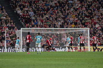 Oier se dispone a anotar el decisivo 0-1. (Aritz LOIOLA/FOKU)