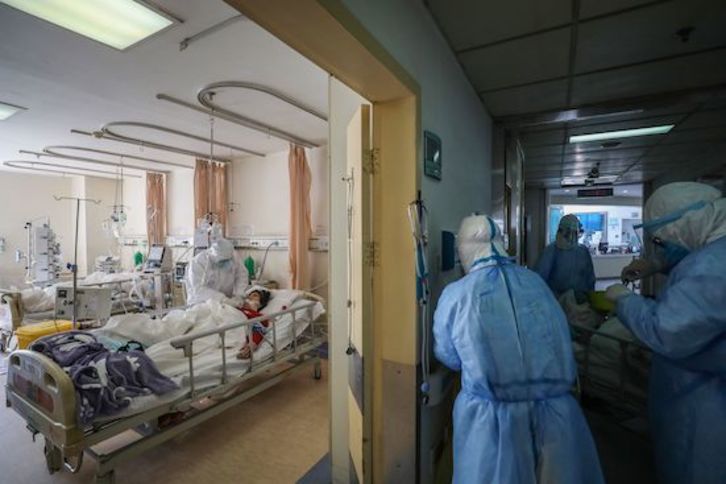 Personal sanitario en Wuhan. (AFP)