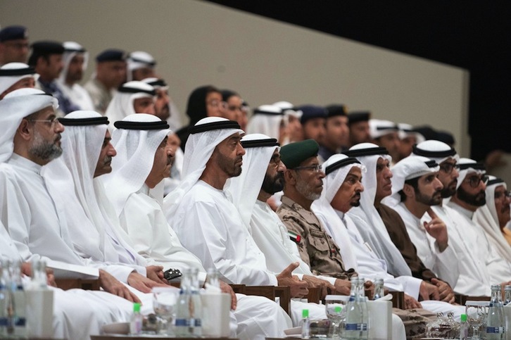 Dirigentes de los Emiratos Árabes Unidos en un reciente desfile milita. (Mohamed AL HAMMADI-AFP)