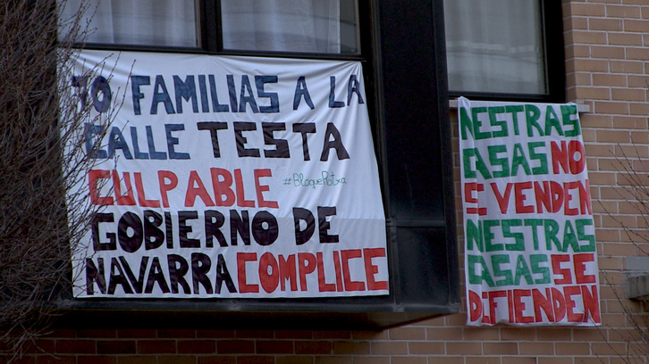 Carteles en las viviendas de los afectados por los fondos buitre en Iruñea. (AHOTSA)
