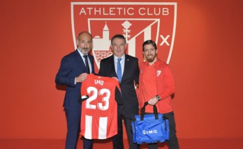 Elizegi con Muniain en la renovación del acuerdo con IMQ hasta 2023. (@AthleticClub)