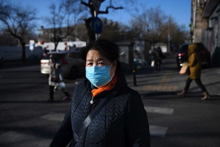 Mascarillas protectoras en las calles de Pekín. (Greg BAKER | AFP)
