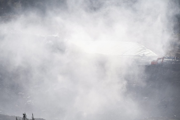 El vertedero emerge entre el humo, en la imagen del domingo. (Juan Carlos RUIZ | FOKU)