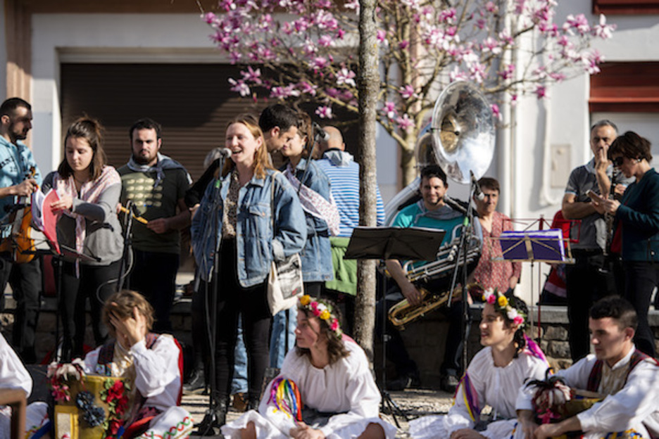 Elixabet Etxandi eta Ramuntxo Christyk giroa alaitu zuten beren bertsuekin. ©Guillaume Fauveau