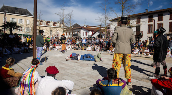 Hainbat gai aipatu zituzten zirtzilek, hala nola: herriko hauteskundeak, Chemins Bideak proiektua, hartzaren erasoak eta kultura. Â©Guillaume Fauveau  