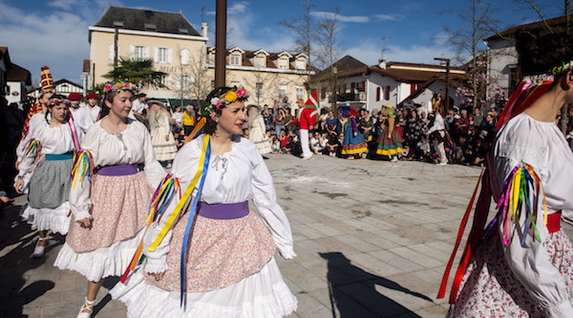 Dantzarien jantziek kolorez estali zuten herriko plaza. Â©Guillaume Fauveau