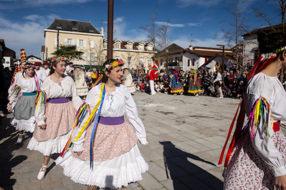 Dantzarien jantziek kolorez estali zuten herriko plaza. ©Guillaume Fauveau