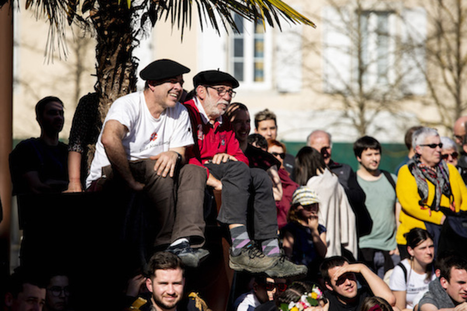 Publikoak asko gozatu zuen dantza, bertsu eta zirtzilen emanaldiarekin. ©Guillaume Fauveau