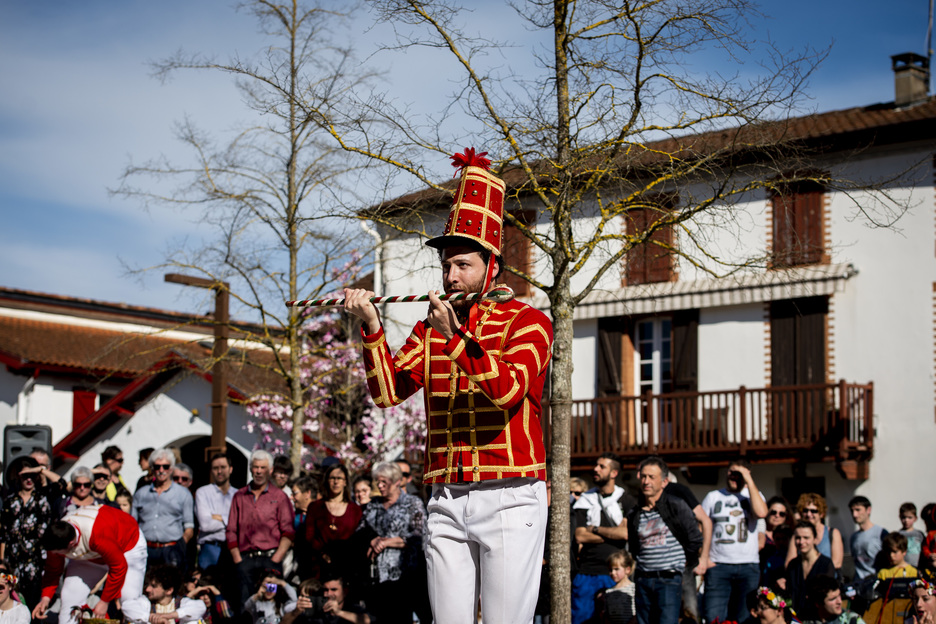 Herriko karriketatik gaindi desfilea eskaini eta, Foirail plazan elkartu ziren parte hartzaileak. ©Guillaume Fauveau