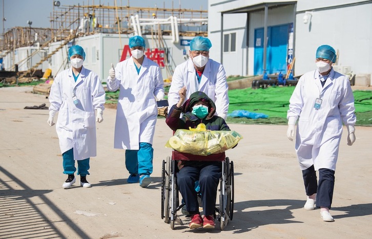 Trasladan a una paciente a un hospital de Wuhan. (STR.AFP) 