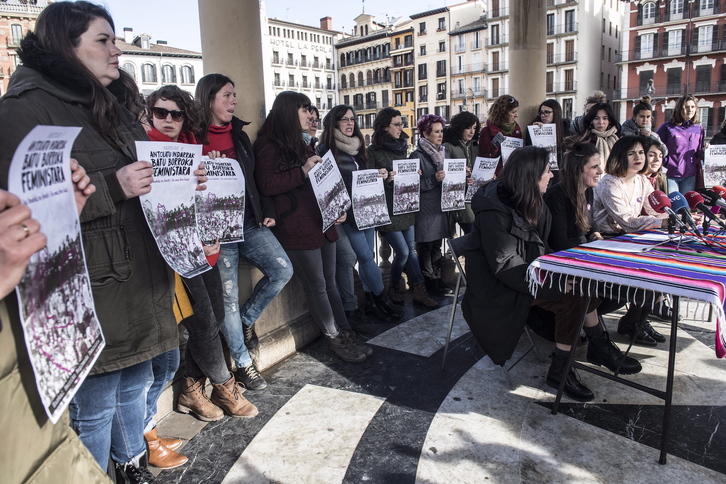 Mugimendu Feministak Iruñeko Gaztelu Plazan eman duen prentsaurrekoa. (Jagoba MANTEROLA/FOKU)