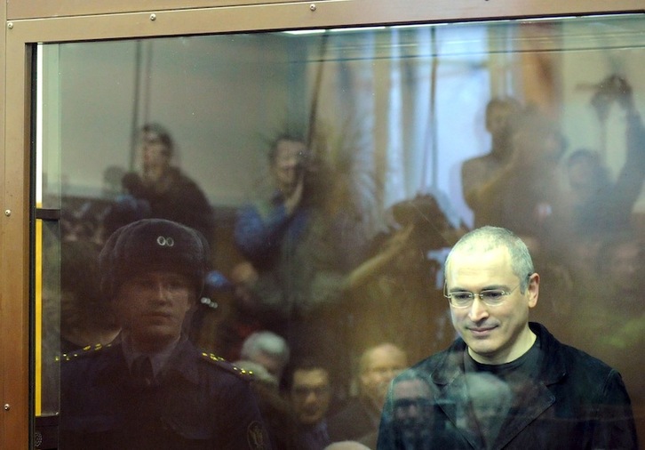 El oligarca de Yukos, Mijail jodorkovski, en una vista judicial en 2010. (Alexander NEMENOV-AFP)