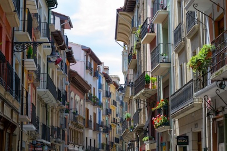 El Ayuntamiento creará un grupo de seguimiento de pisos turísticos ilegales en Iruñea.