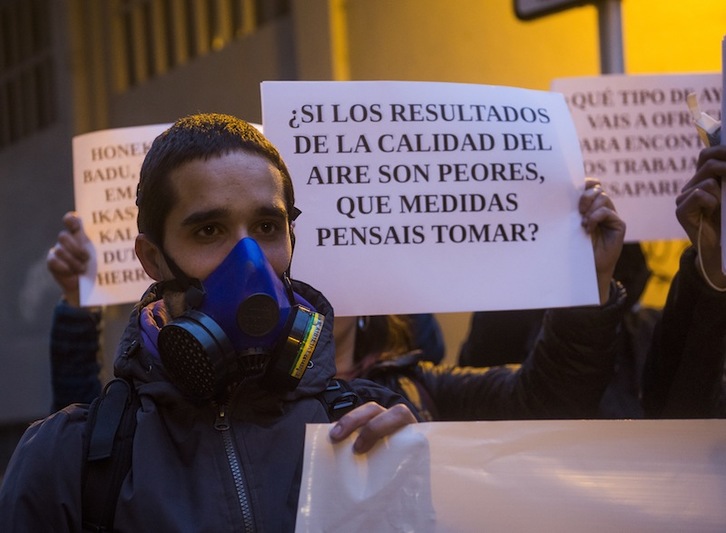 Vecinos interpelan a las instituciones en la reunión pública del lunes en Ermua. (Luis JAUREGIALTZO | FOKU)