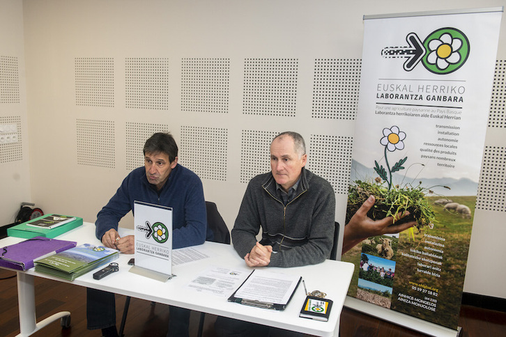 Beñat Molimos EHLGko lehendakaria eta Iker Elosegi EHLGko langileen koordinatzailea. (Guillaume FAUVEAU)