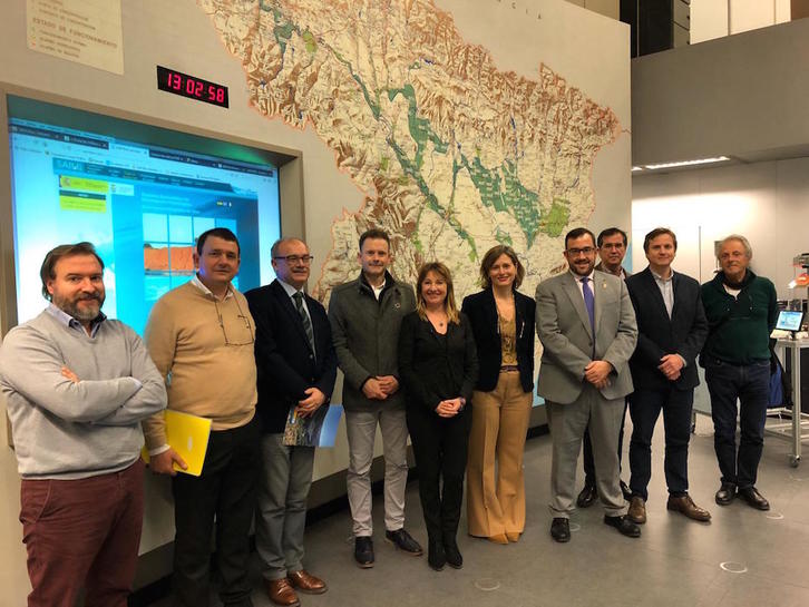Javier Remírez, junto a la presidenta de la CHE, María Dolores Pascual, y otros cargos del Gobierno navarro y del organismo de cuenca, hoy en Zaragoza. (NAFARROAKO GOBERNUA)