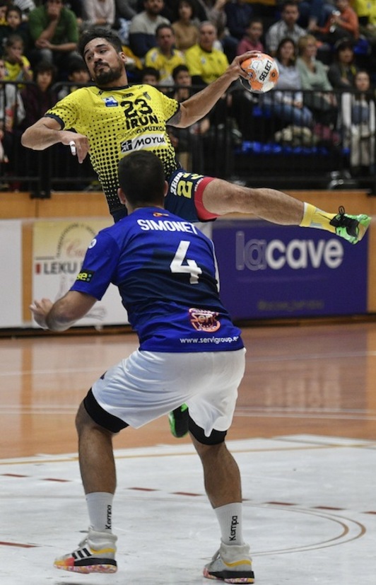 Una suspensión de Rodrigo Salinas ha valido para que Bidasoa-Irun haya salvado los muebles. (Gorka RUBIO / FOKU)