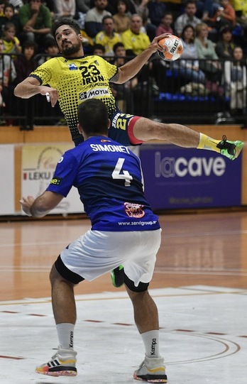 Una suspensión de Rodrigo Salinas ha valido para que Bidasoa-Irun haya salvado los muebles. (Gorka RUBIO / FOKU)