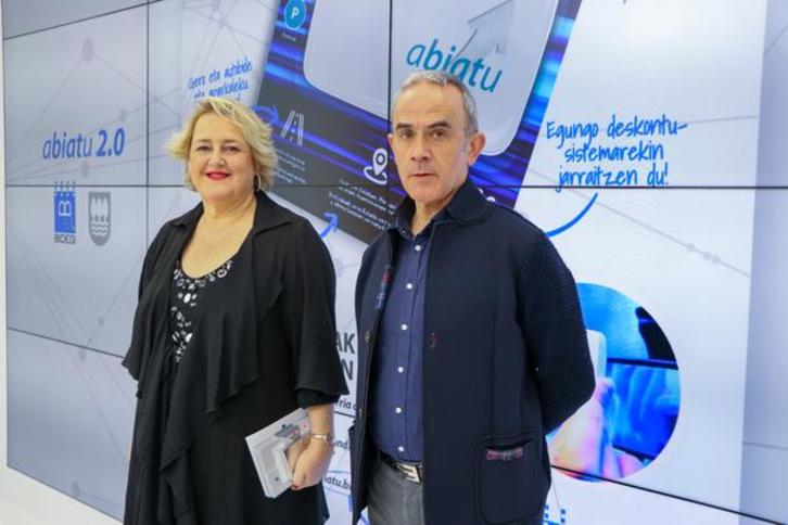 Aintzane Oiarbide, diputada de Infraestructuras Viarias; y Alfredo Etxeberria, director de Bidegi. (Gipuzkoako Aldundia) 
