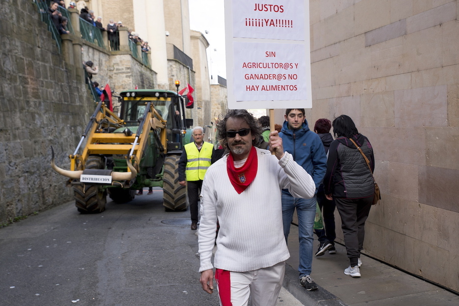 La vestimenta sanferminera ha acompañado la protesta. (Iñigo URIZ / FOKU) La vestimenta sanferminera ha acompañado la protesta. (Iñigo URIZ / FOKU)