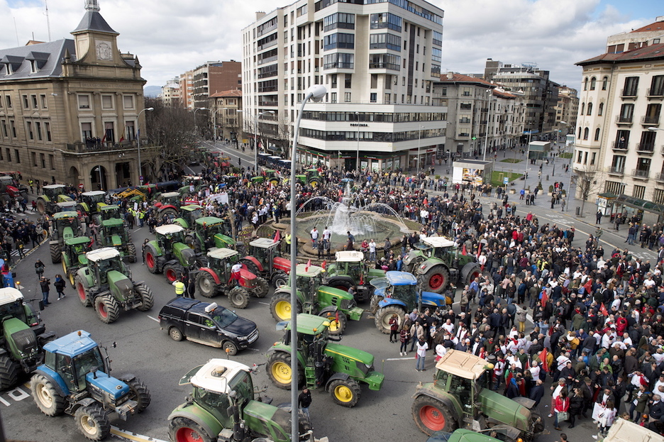 Agricultores y ganaderos han tomado el centro de la capital navarra. (Iñigo URIZ / FOKU)
