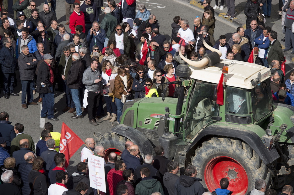 Cientos de ciudadanos han acompañado la protesta de ganaderos y agricultores. (Iñigo URIZ / FOKU) Cientos de ciudadanos han acompañado la protesta de ganaderos y agricultores. (Iñigo URIZ / FOKU)