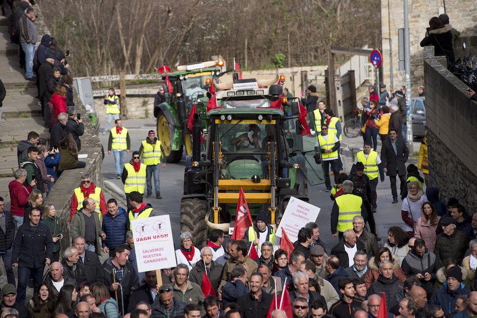 El encierro de protesta ha remontado la cuesta de Santo Domingo. (Iñigo URIZ / FOKU) El encierro de protesta ha remontado la cuesta de Santo Domingo. (Iñigo URIZ / FOKU)