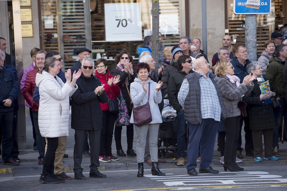 Aplausos a los agricultores en marcha. (Iñigo URIZ / FOKU) Aplausos a los agricultores en marcha. (Iñigo URIZ / FOKU)