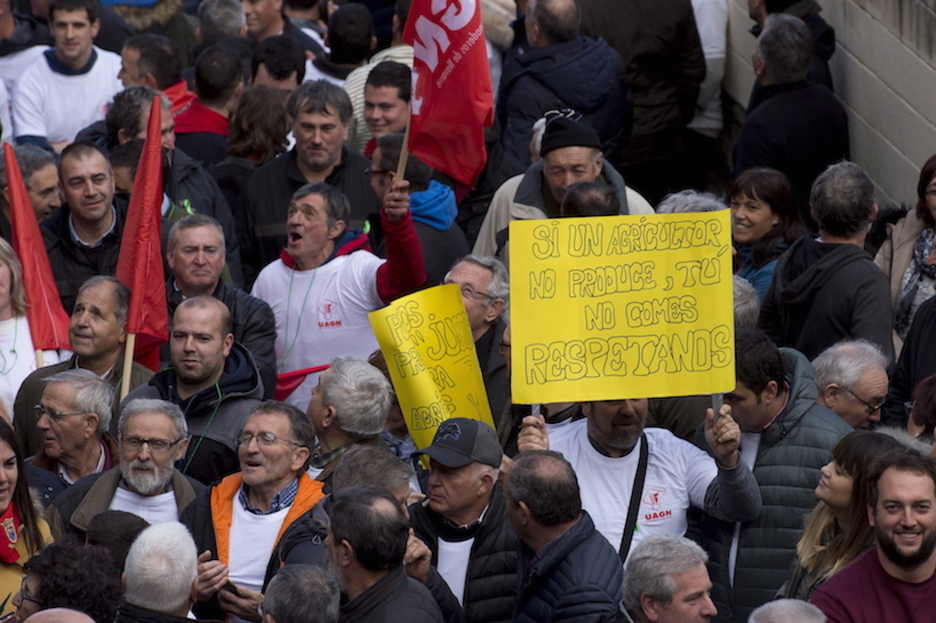 Mensaje directo de los agricultores a la ciudadanía. (Iñigo URIZ / FOKU) Mensaje directo de los agricultores a la ciudadanía. (Iñigo URIZ / FOKU)