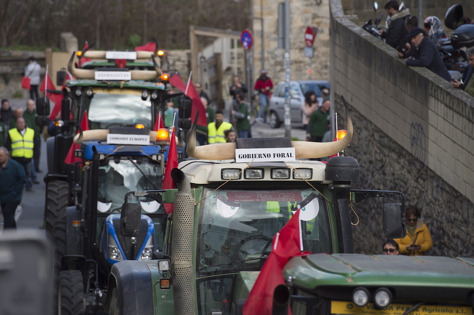 La manada de tractores, al inicio del encierro que ha recorrido Iruñea. (Iñigo URIZ / FOKU) La manada de tractores, al inicio del encierro que ha recorrido Iruñea. (Iñigo URIZ / FOKU)