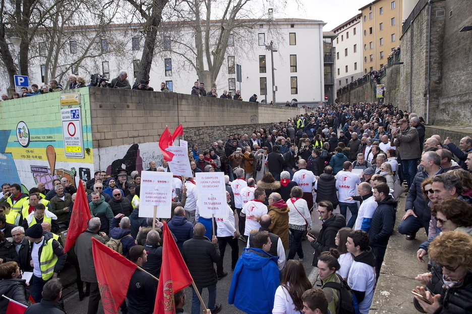 La cuesta de domingo, como un 7 de julio, por los derechos de agricultores y ganaderos. (Iñigo URIZ / FOKU) La cuesta de domingo, como un 7 de julio, por los derechos de agricultores y ganaderos. (Iñigo URIZ / FOKU)