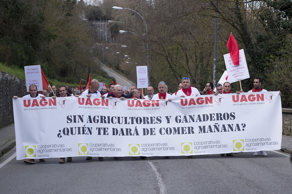 Pancarta que encabezaba la movilización de ganaderos y agricultores. (Iñigo URIZ / FOKU) Pancarta que encabezaba la movilización de ganaderos y agricultores. (Iñigo URIZ / FOKU)