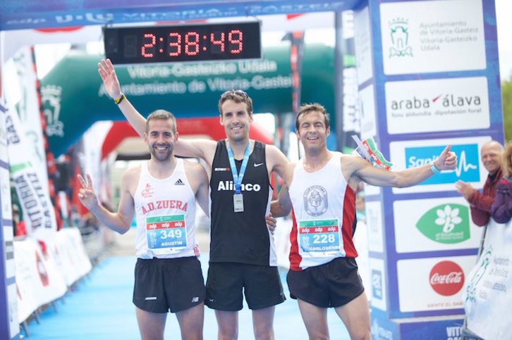 Los tres primeros clasificados del Maratón de Gasteiz de 2019. (EDP VITORIA-GASTEIZ MARATÓN MARTÍN FIZ)  