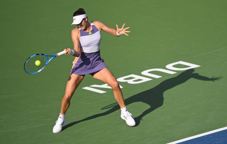 Muguruza devuelve una pelota en su partido ante Kudermetova. (Karim SAHIB/AFP)
