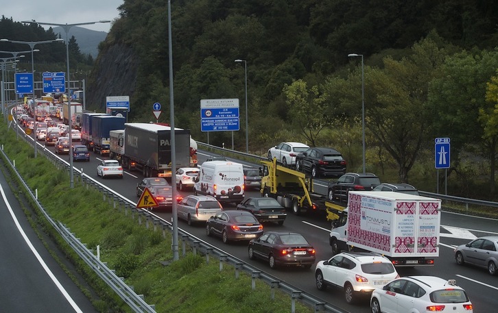 Retenciones en la autopista AP-68, en Arrigorriaga. (Luis JAUREGIALTZO | FOKU)