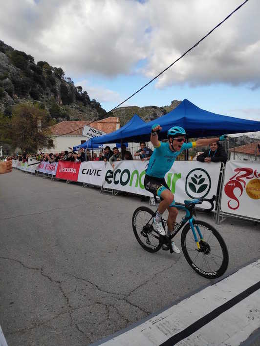 Fuglsang cruza victorioso la meta de la primera etapa en Andalucía. (VUELTA A ANDALUCÍA)
