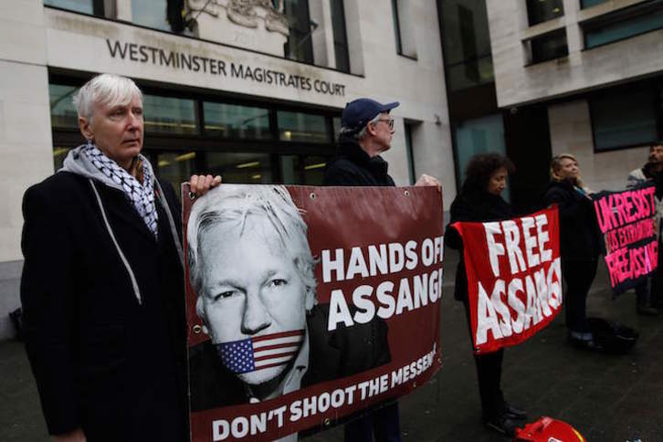 Protesta contra el encarcelamiento de Assange, ante el tribunal que decide su extradición. (Tolga AKMEN/AFP)