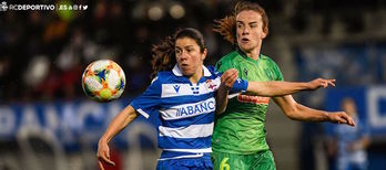 La vizcaina Peke, autora de un hat-trick, junto a Etxezarreta. (RC Deportivo)
