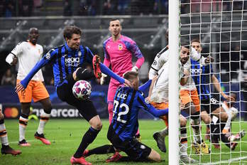 Hatebor, en el momento de marcar su segundo gol de la noche. (Miguel MEDINA/AFP)