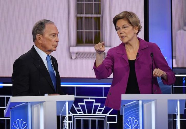 Bloomberg junto a Warren en el debate de Las Vegas. (Mark RALSTON/AFP)