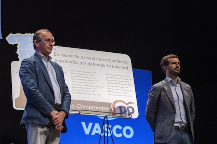 Alfonso Alonso junto a Pablo Casado. (Endika PORTILLO/FOKU)