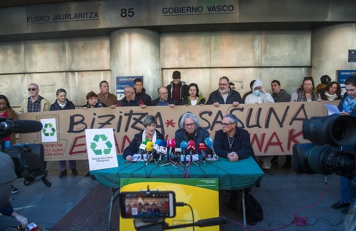 Zero Zabor, ante la sede de Lakua en Bilbo. (Luis JAUREGIALTZO | FOKU)