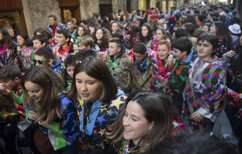 Kalean gora, kalean behera, salto eta dantza. (Jagoba MANTEROLA / FOKU)