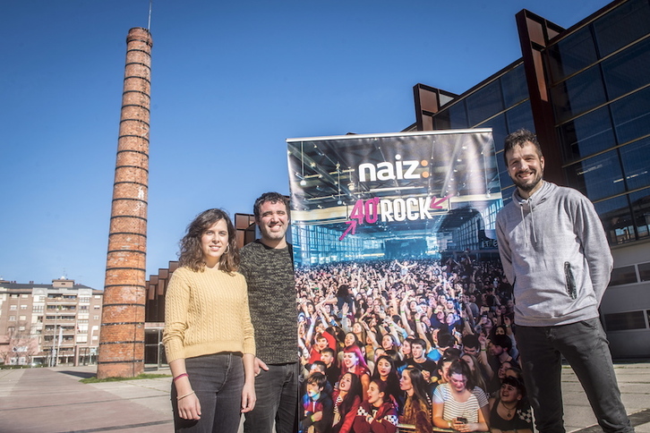 40 Minutu Rock-eko antolatzakuntzako Ainhoa Iraola eta Aritz Maldonado, NAIZeko marketin eta komunikazio arduragun Asier Iñigorekin. (Gorka RUBIO/FOKU) 